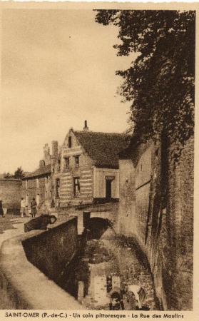 Petite rue qui longe la rivière, elle doit son nom au fait qu'elle débouchait sur les moulins à eau de l'abbaye St Bertin.